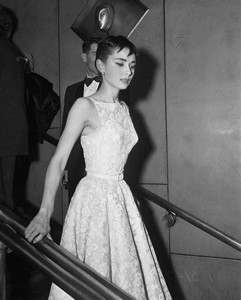 vestito bianco a fiori givenchy di audrey hepburn foto|Audrey Hepburn agli Oscar del 1954 con l'abito fortunato di .